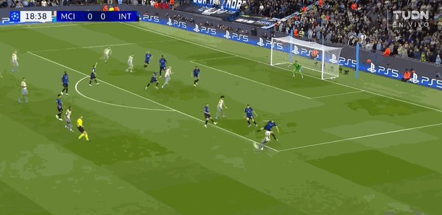 1726695349379080260.gif 哈兰德头球.gif